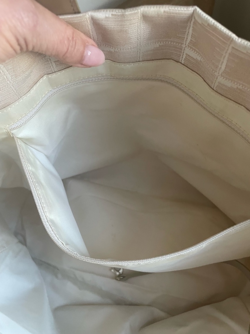 CHANEL Cream Jacquard Tote with Signature Motif - Picture 10 of 16